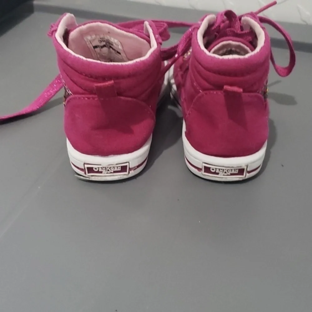 Oshkosh tennis shoes size 5‎
